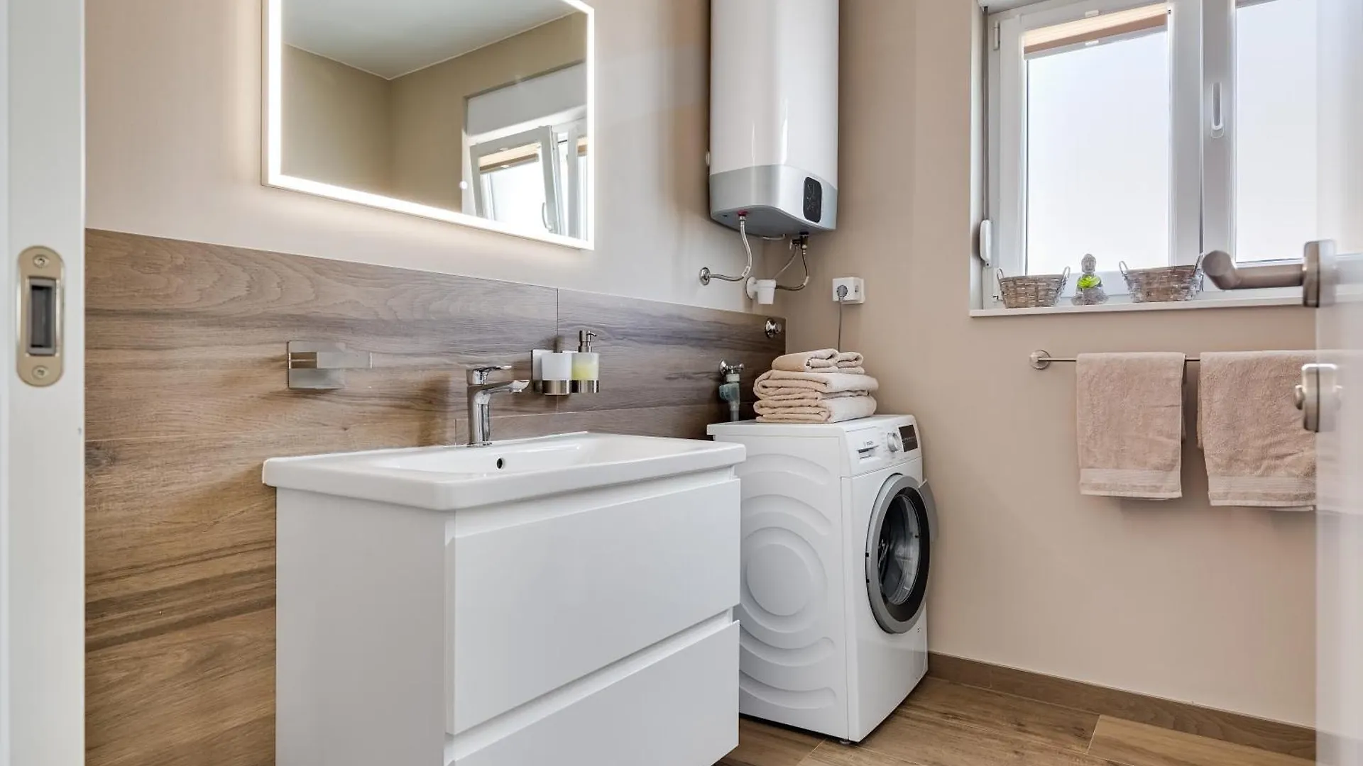Spacious Two Bedroom Apartment With Roof Terrace, Borik Zadar