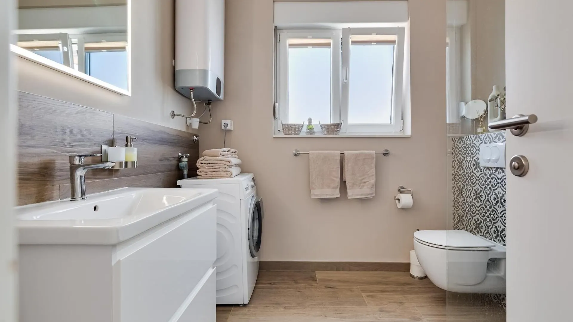 Spacious Two Bedroom Apartment With Roof Terrace, Borik Zadar