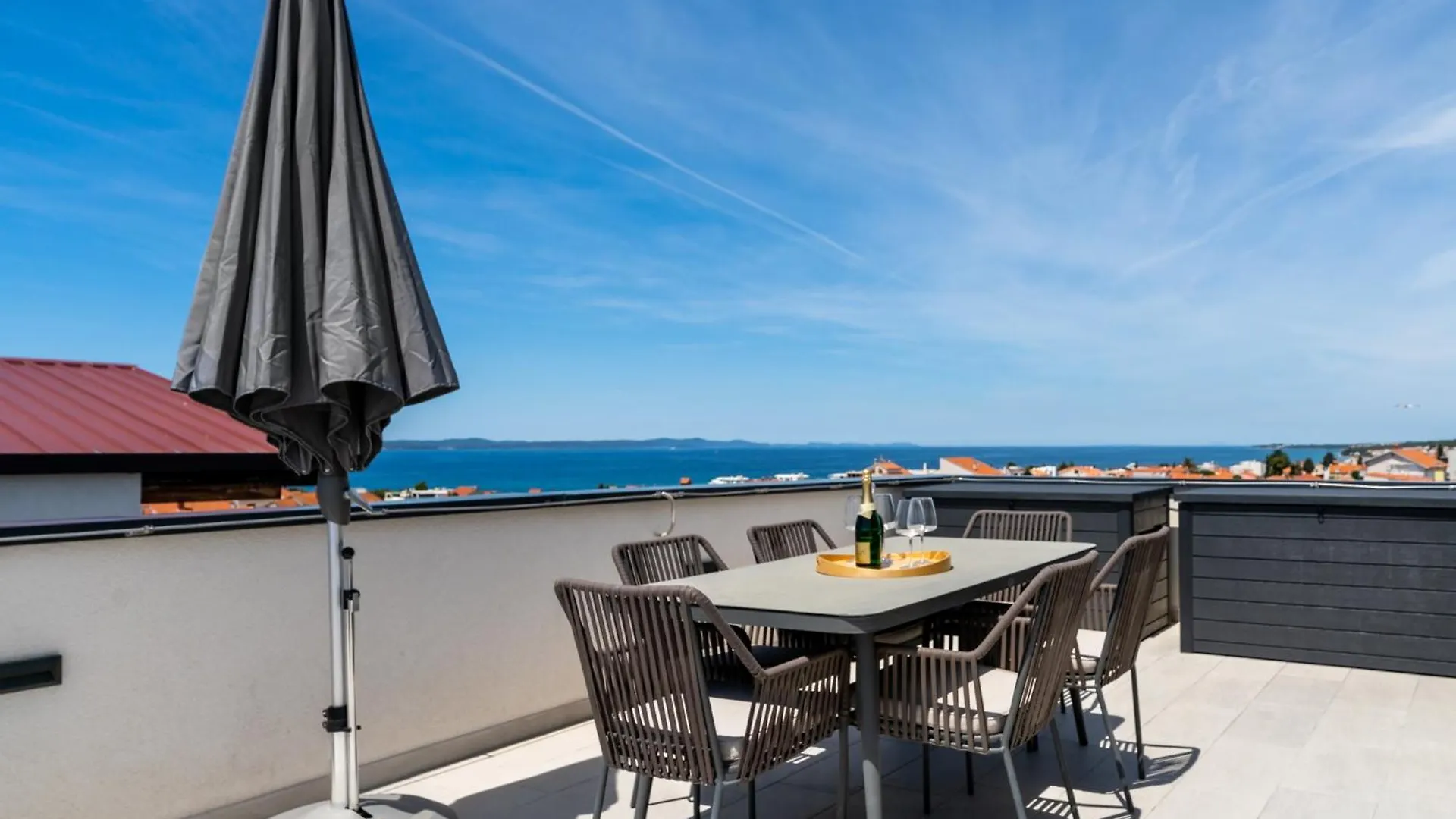 Spacious Two Bedroom Apartment With Roof Terrace, Borik Zadar