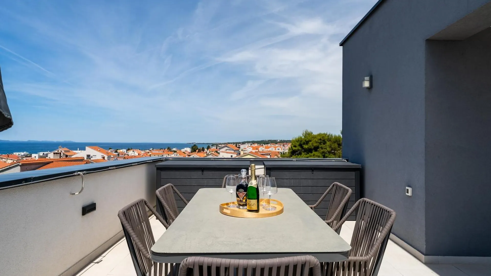 Spacious Two Bedroom Apartment With Roof Terrace, Borik Zadar