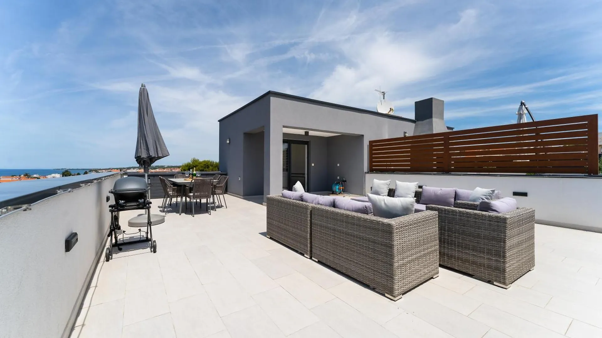 Spacious Two Bedroom Apartment With Roof Terrace, Borik Zadar