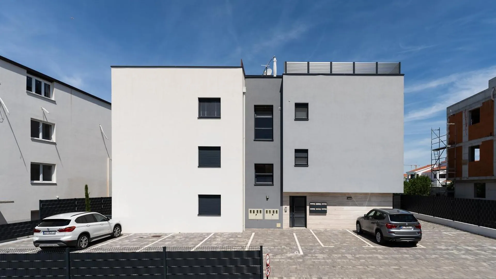 Spacious Two Bedroom Apartment With Roof Terrace, Borik Zadar