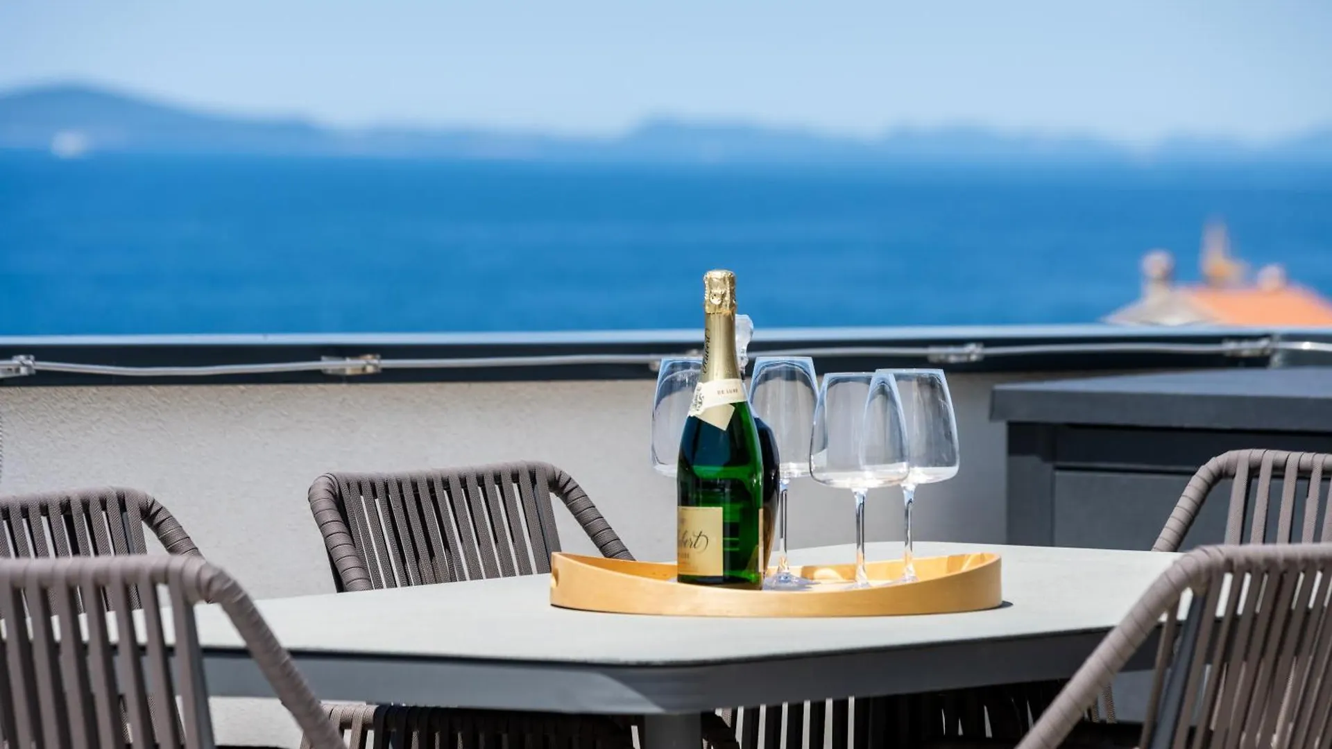 Spacious Two Bedroom Apartment With Roof Terrace, Borik Zadar