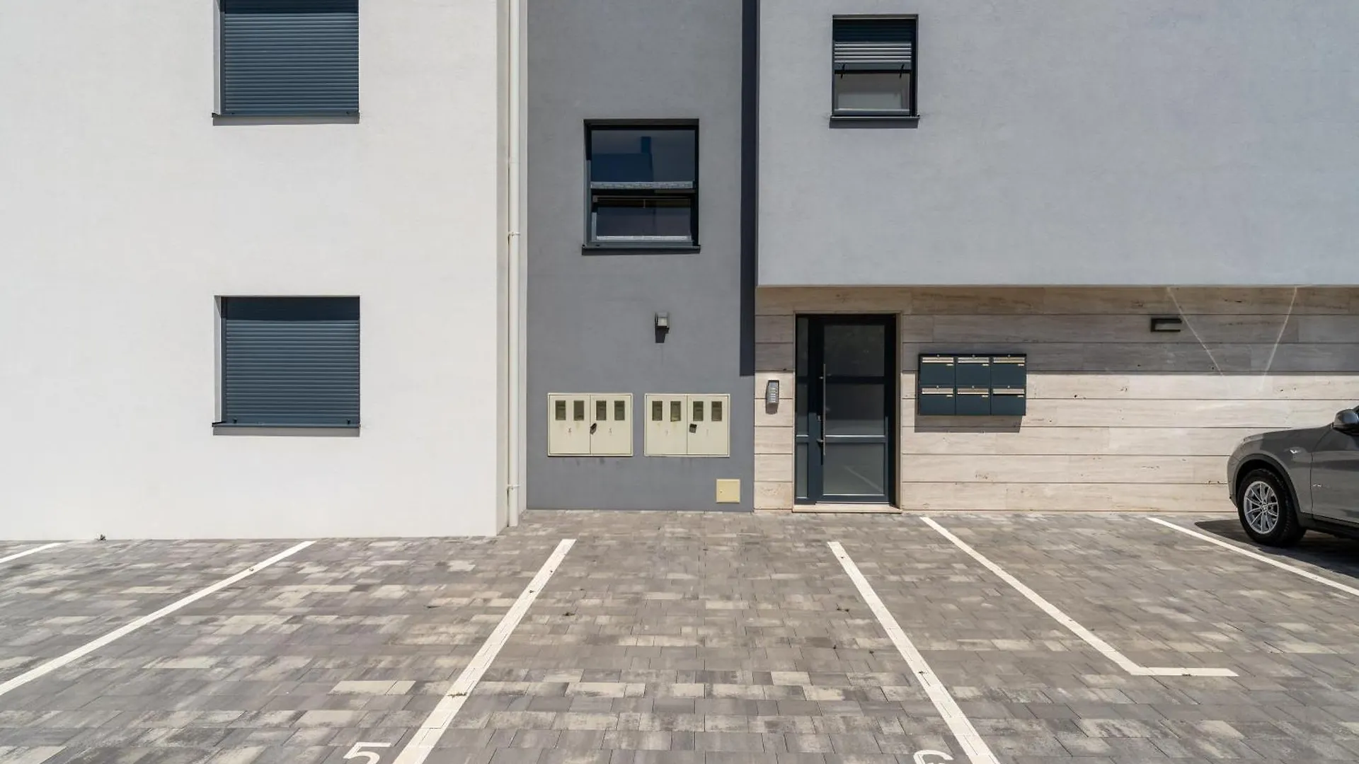 Spacious Two Bedroom Apartment With Roof Terrace, Borik Zadar 0*,  Croatia