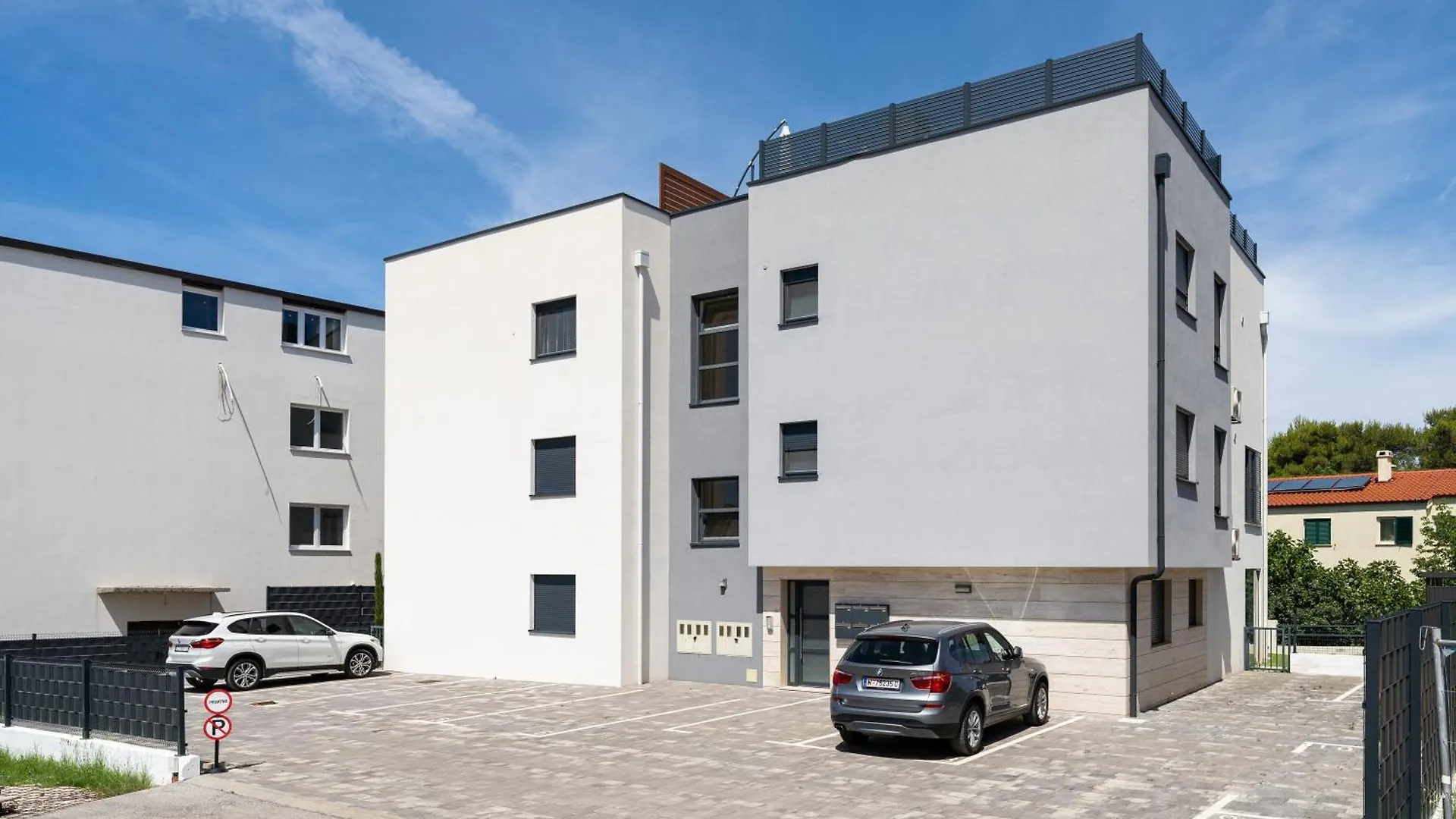 Spacious Two Bedroom Apartment With Roof Terrace, Borik Zadar