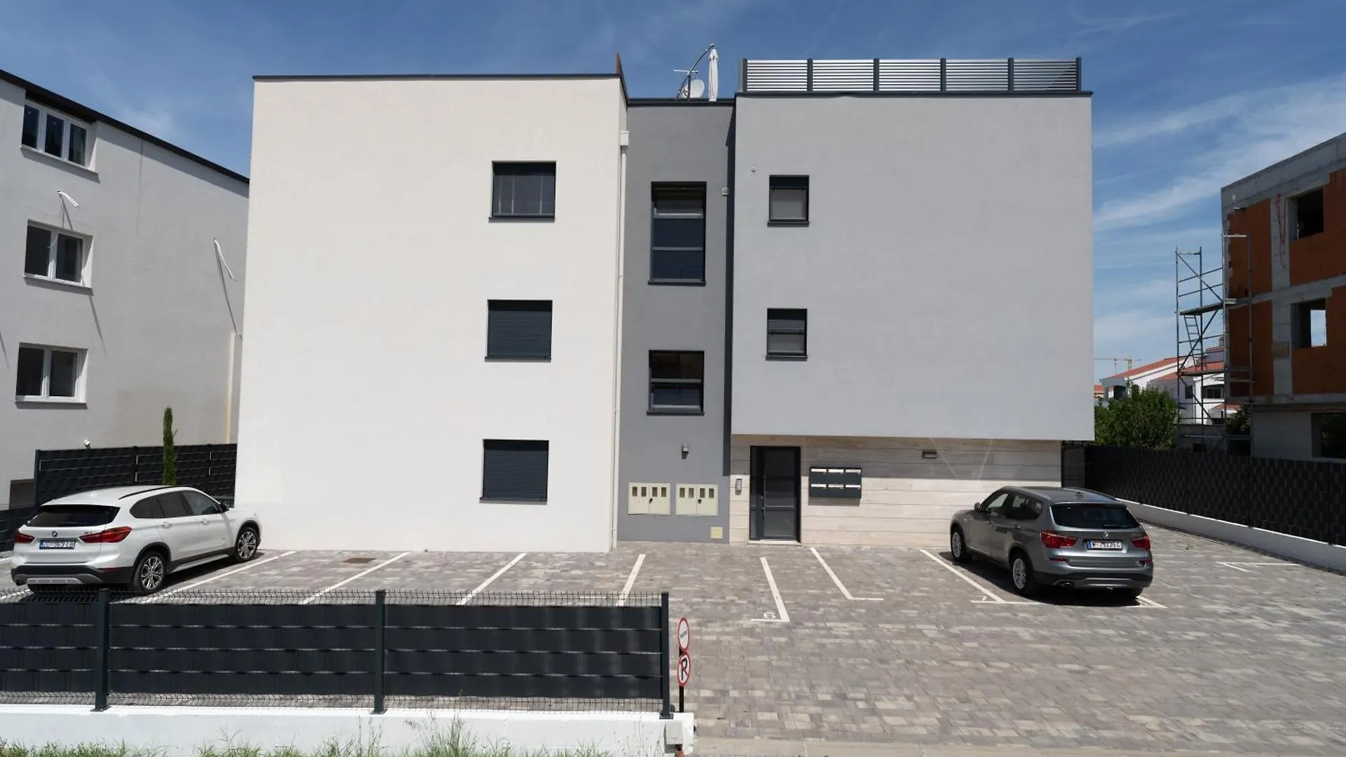 Spacious Two Bedroom Apartment With Roof Terrace, Borik Zadar
