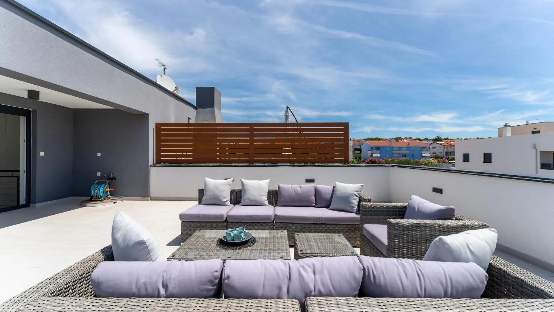 Spacious Two Bedroom Apartment With Roof Terrace, Borik Zadar Croatia