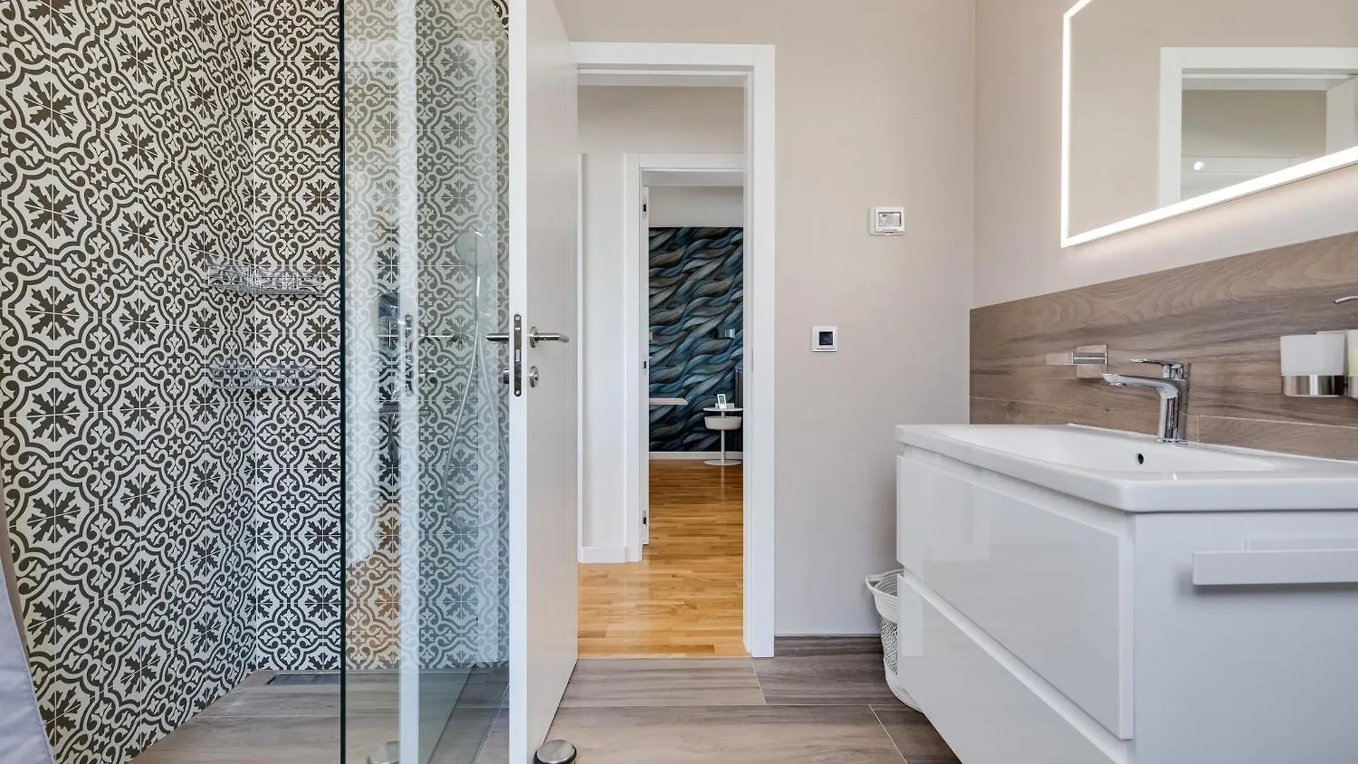 Spacious Two Bedroom Apartment With Roof Terrace, Borik Zadar