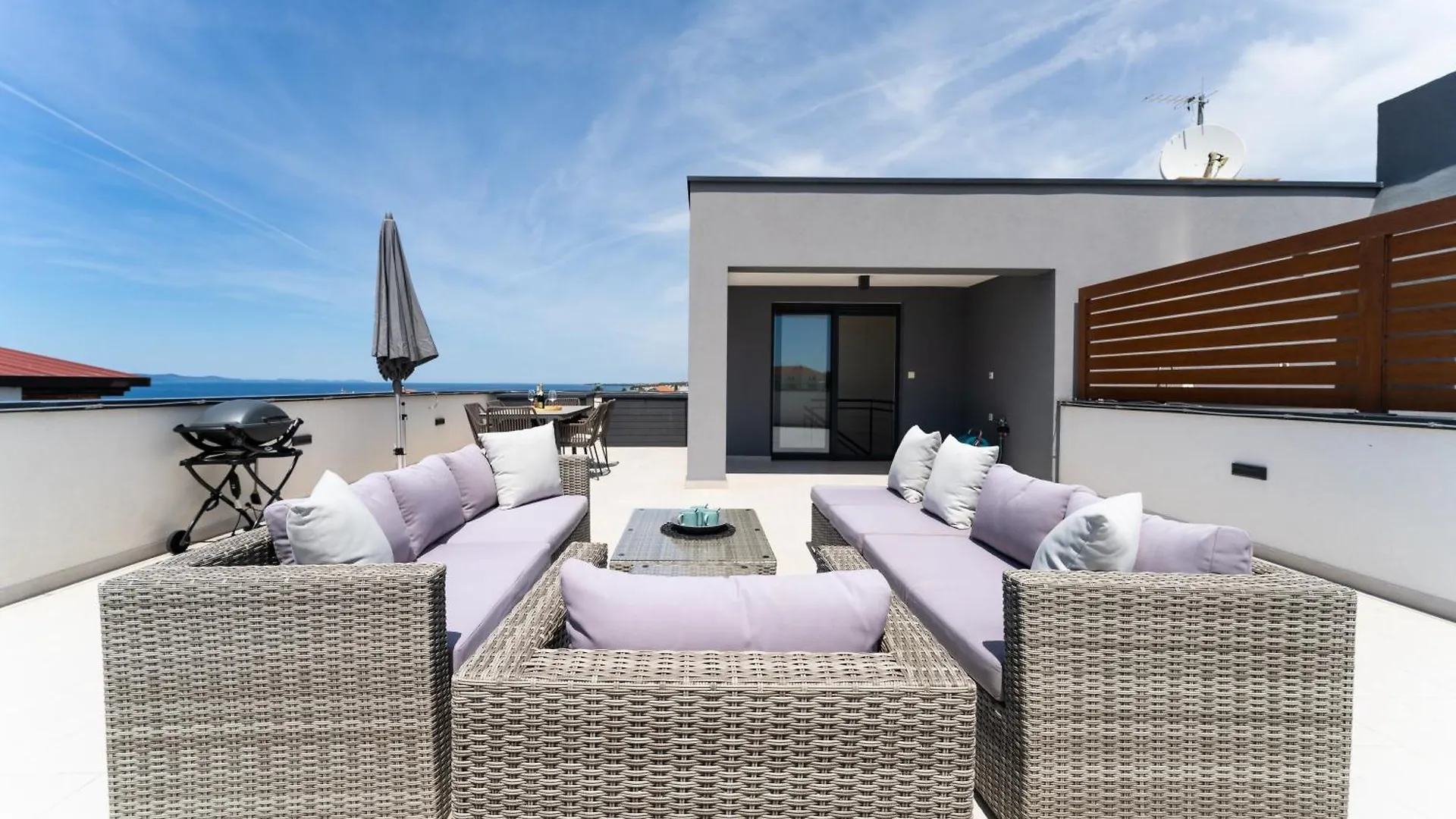 Spacious Two Bedroom Apartment With Roof Terrace, Borik Zadar