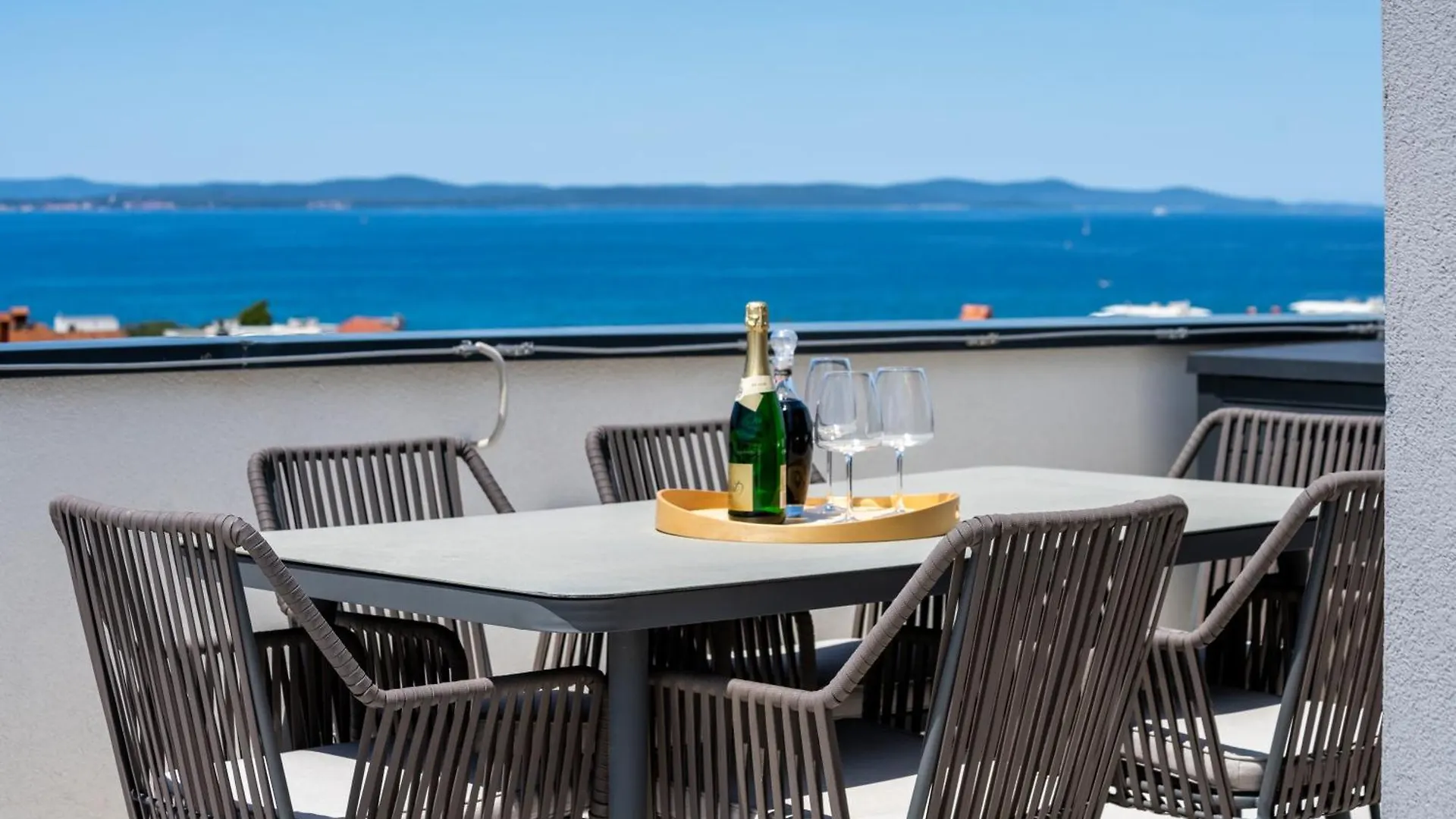 Spacious Two Bedroom Apartment With Roof Terrace, Borik Zadar 0*,